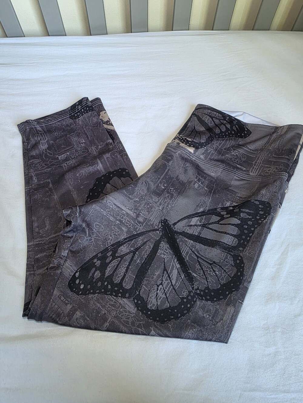 Inspire Gray Butterfly Print Womens Active Crop Leggings Size Large